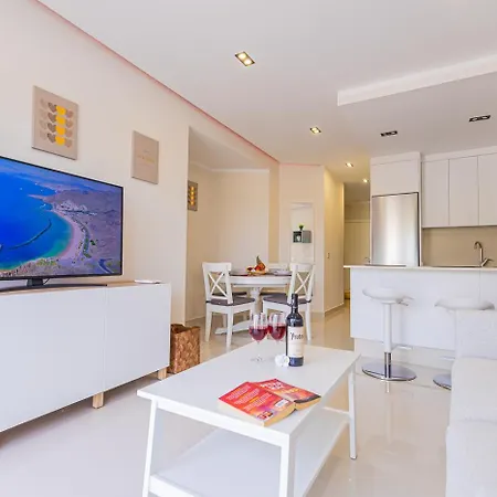 In Beachfront Complex In El Duque Area, アパート *
