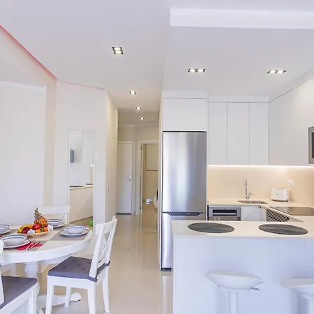 In Beachfront Complex In El Duque Area, 公寓