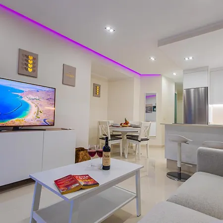 In Beachfront Complex In El Duque Area, アパート アデヘ