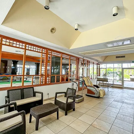 In Beachfront Complex In El Duque Area, アパート