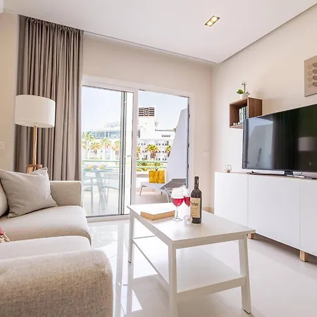 In Beachfront Complex In El Duque Area, アパート *